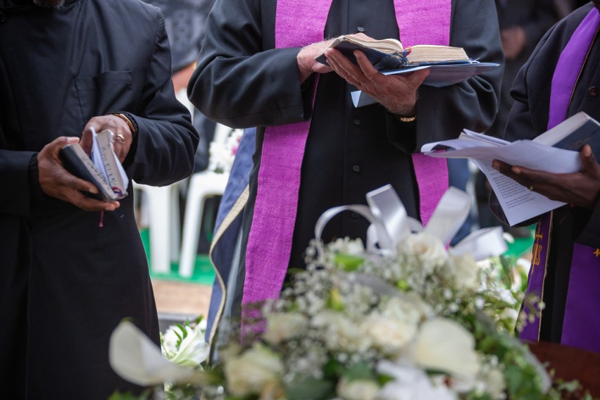 Pogrzeb wyznaniowy z udziałem księdza